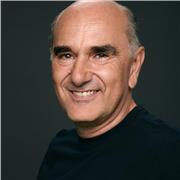 Director y docente teatral imparte clases presenciales de teatro.